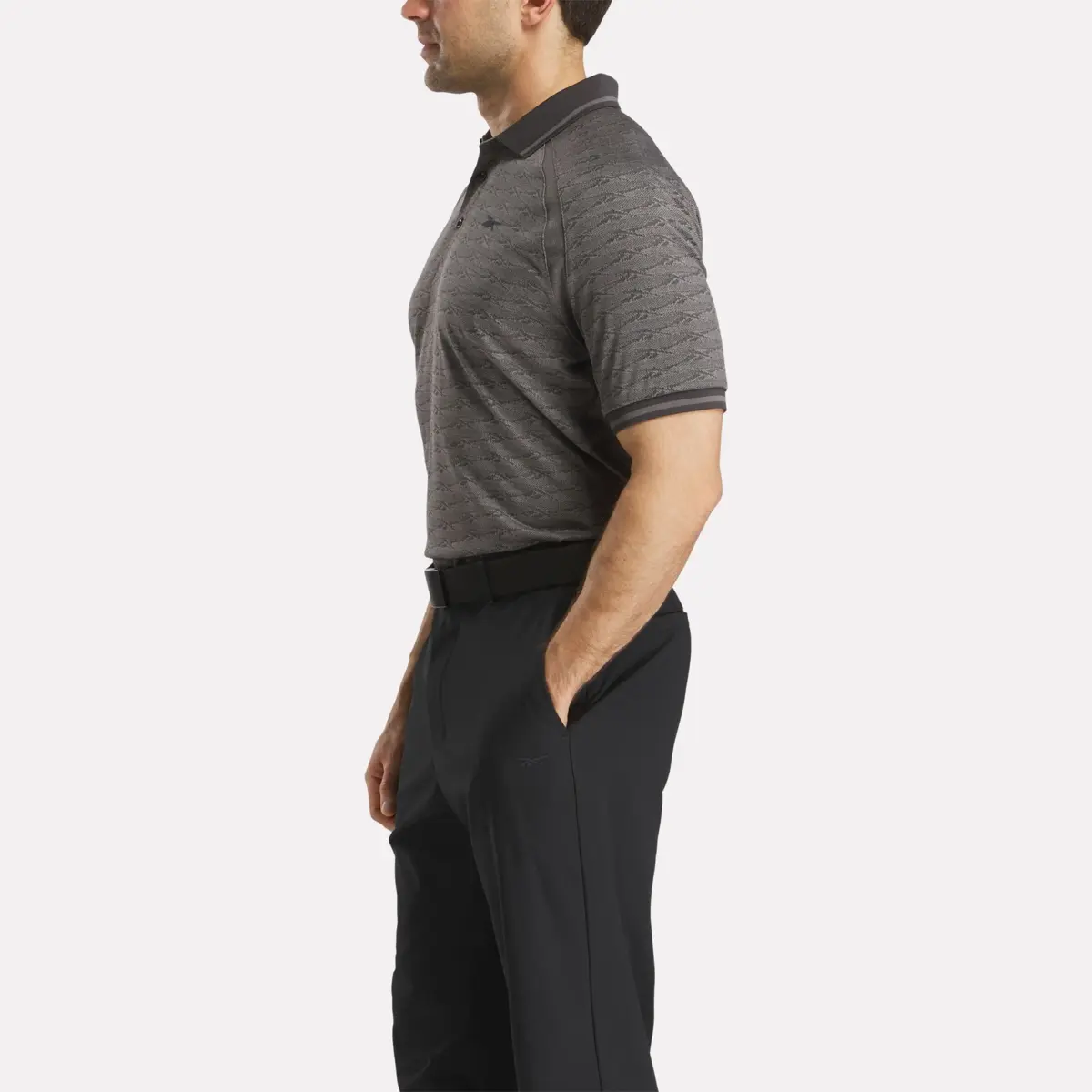 Herren-Poloshirt mit kurzen Ärmeln, tonalem Vector-Jacquard und geripptem Kragen Herren-Poloshirt mit kurzen Ärmeln, tonalem Vector-Jacquard und geripptem Kragen