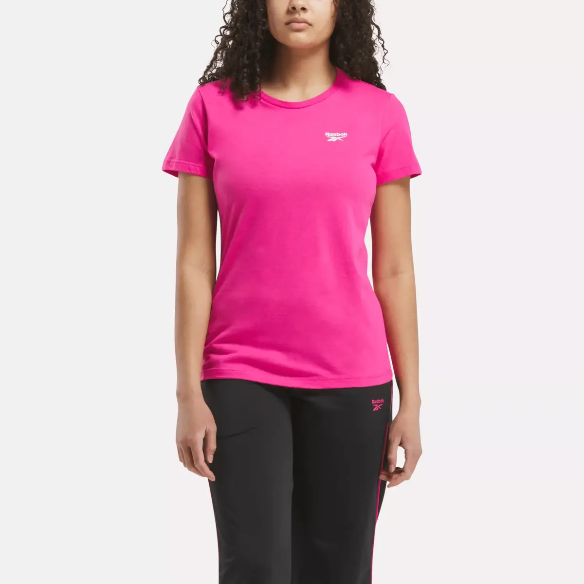 klassisches t shirt mit kleinem logo fr damen 1 - Klassisches T-Shirt mit kleinem Logo f&uuml;r Damen