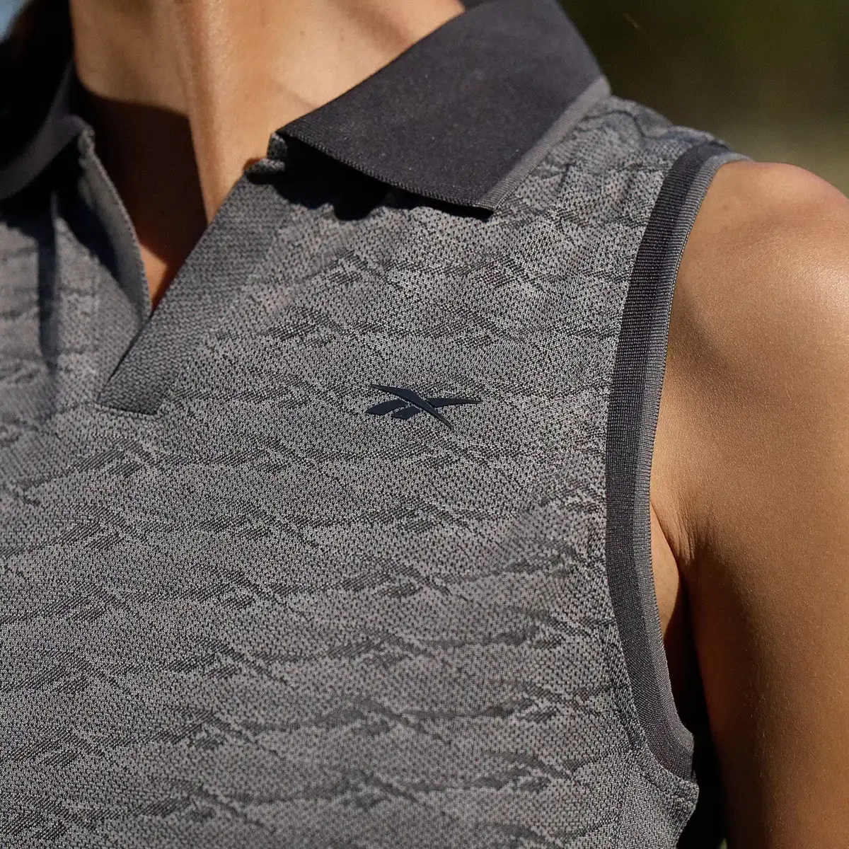 Ärmelloses Golf-Poloshirt für Damen mit tonalem Vector-Jacquard